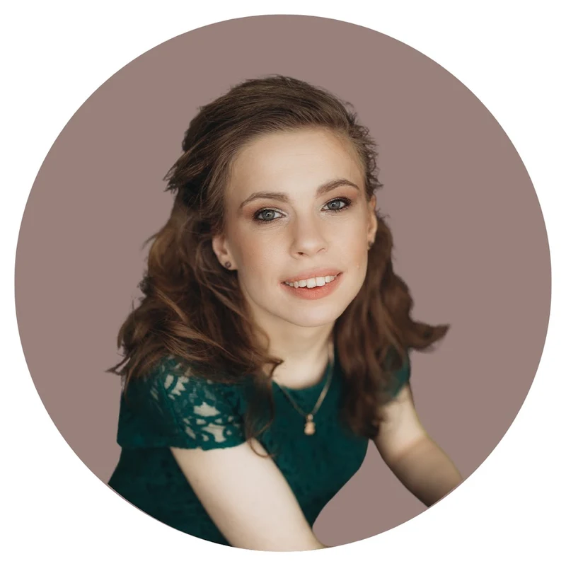 Karolina Buczkowska, autorka Życia Wojowniczki, w zielonej sukience